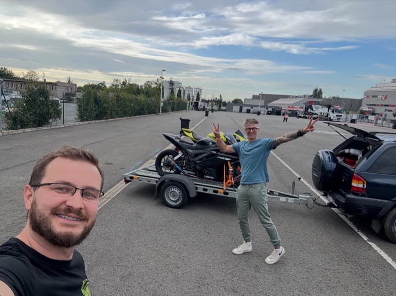 Marcin i Karol na trackday, czarna Yamaha R3 Marcina na przyczepce za Oplem Frontera, żółta Aprilia Karola w tle